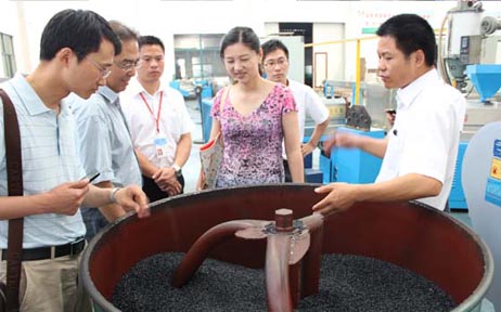 國家質(zhì)量技術(shù)監(jiān)督檢查組查看生產(chǎn)工藝