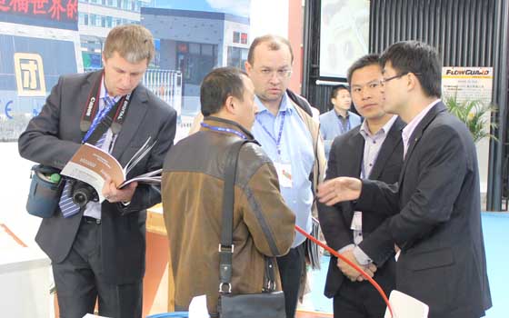 國外客戶仔細(xì)查看自限溫電伴熱帶結(jié)構(gòu)