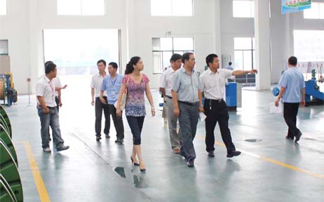 董事長李貽連陪同參觀生產(chǎn)車間