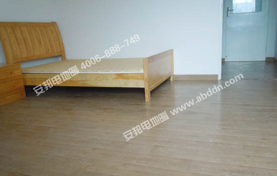 復(fù)合木地板鋪設(shè)完畢,交付使用