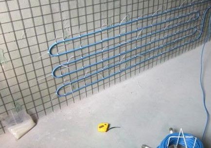 將發(fā)熱電纜安裝在墻面的鋼絲網上