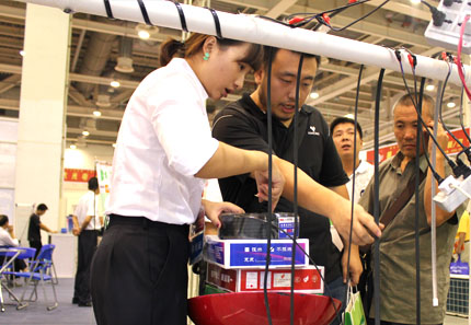 客戶參觀管道用自限溫電伴熱帶現(xiàn)場(chǎng)測(cè)試