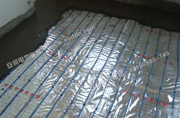 在發(fā)熱電纜上方鋪設(shè)水泥層圖二