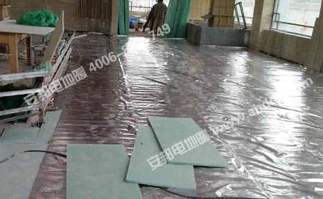鋪設(shè)電地暖保溫板和反射膜