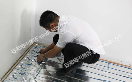 正在鋪設(shè)發(fā)熱電纜