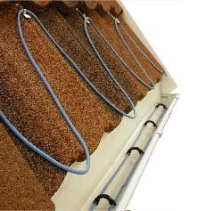 置于屋頂?shù)陌l(fā)熱電纜荷載應(yīng)在16-18w/m,發(fā)熱電纜可以用鍍鋼固定,置于因夏季陽光照射而形成的凹槽內(nèi)