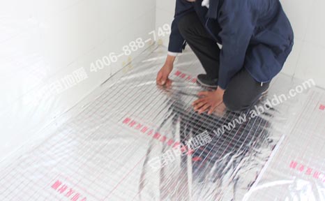 鋪設(shè)電地暖反射膜與鋼絲網(wǎng)