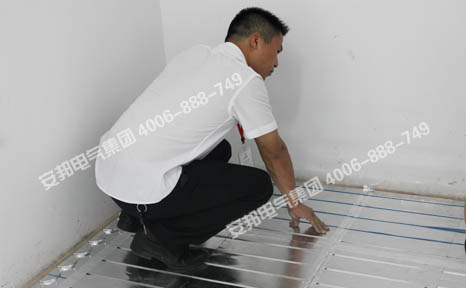 現(xiàn)場(chǎng)正在安裝電地暖