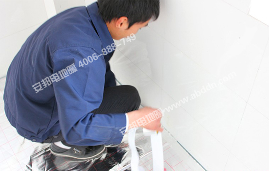 鋪設(shè)安邦地暖專用反射膜