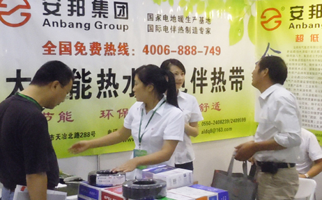 為客戶介紹產品性能