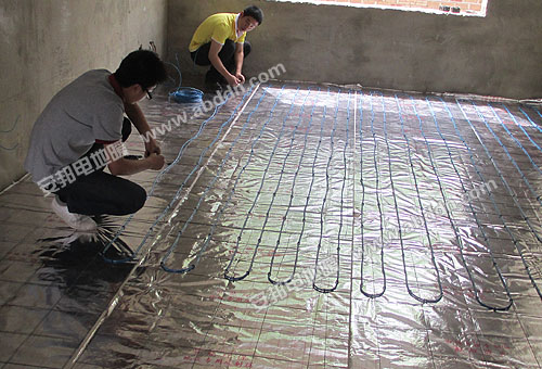 鋪設(shè)鐵絲網(wǎng)和發(fā)熱電纜